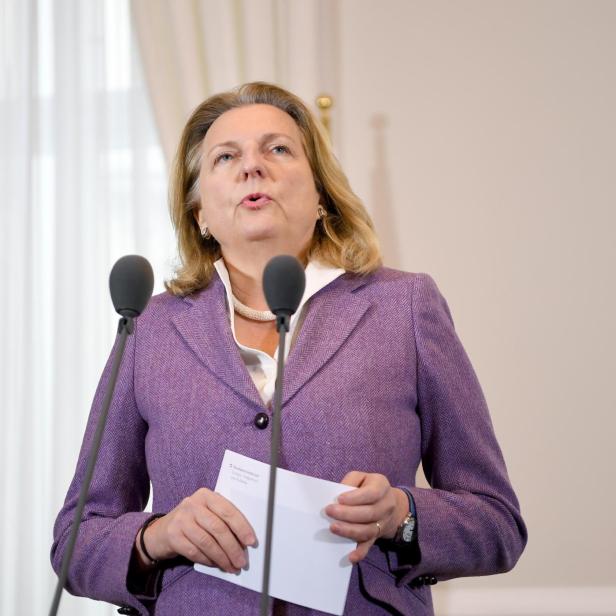 Karin Kneissl, damals Außenministerin Österreichs, steht an einem Rednerpult 