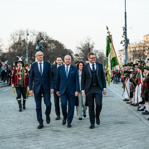 Landeshauptmann Anton Mattle, Bundeskanzler Christian Stocker und der Präsident des Bundesrates, Markus Stotter, vor dem Parlament.