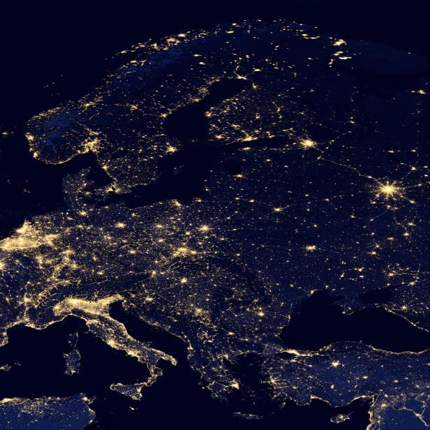 Satellitenbild von Europa bei Nacht. Man sieht vom All die Lichter der Städte leuchten.