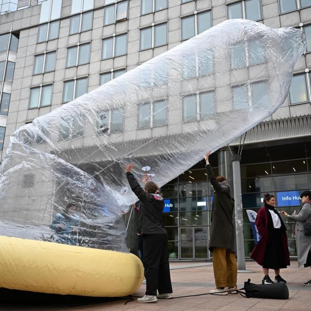Ein sieben Meter hohes Plastikkondom wird vor dem EU-Parlament aufgestellt