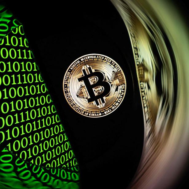 Ein Bitcoin-Logo umgeben von Zahlenreihen
