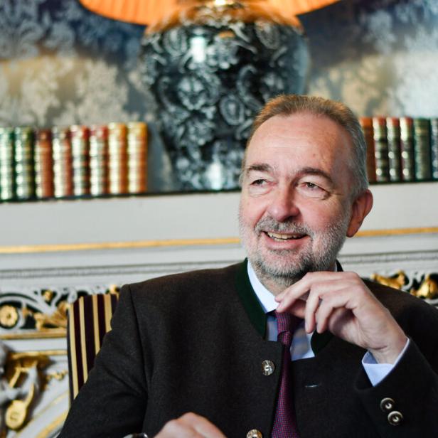 Karl Habsburg zeigt sich amüsiert beim profil-Interview.