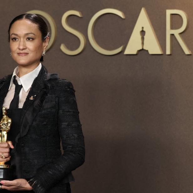 Die Kamerafrau Autumn Durald Arkapaw posiert mit ihrem Oscar bei der 98. Academy-Awards-Gala.