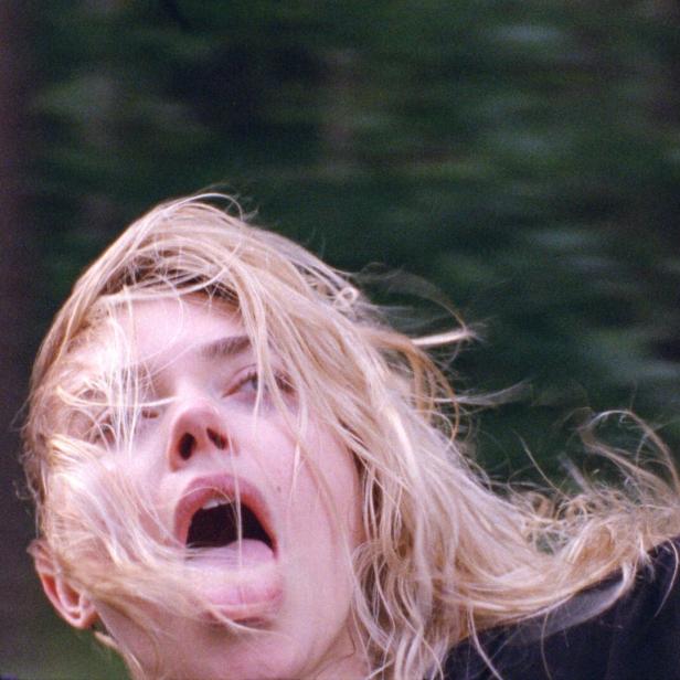 Die Schauspielerin Imogen Poots mit vom Wind zerzaustem Haar und herausgestreckter Zunge