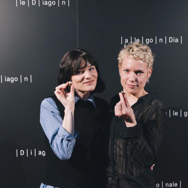 Die Schauspielerinnen Valerie Pachner und Julia Franz Richter halten die kleinen goldenen Trophäen in die Kamera.