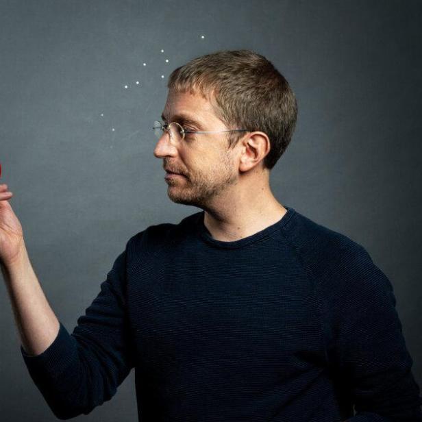 Physiker Florian Aigner mit einer Tomate