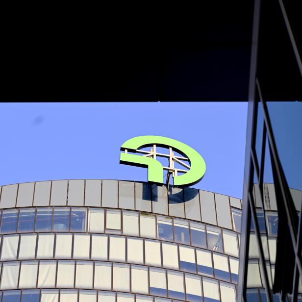 Logo der OMV auf Gebäude vor Himmel