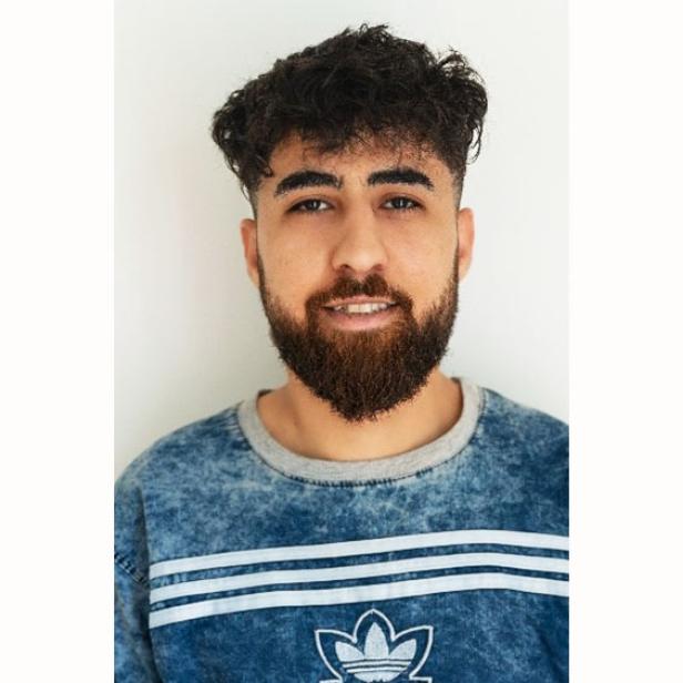 Man sieht das Porträt eines jungen Mannes