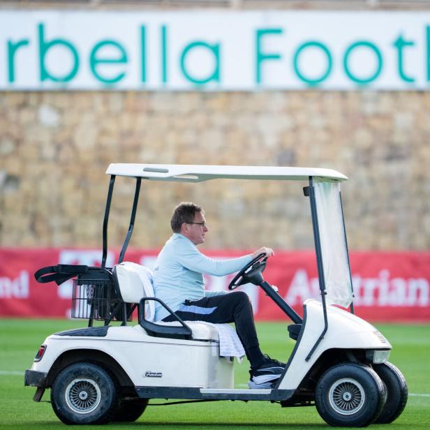 ÖFB-Teamchef Ralf Rangnick sitzt in einem Golfwagen und fährt über einen Fußballplatz