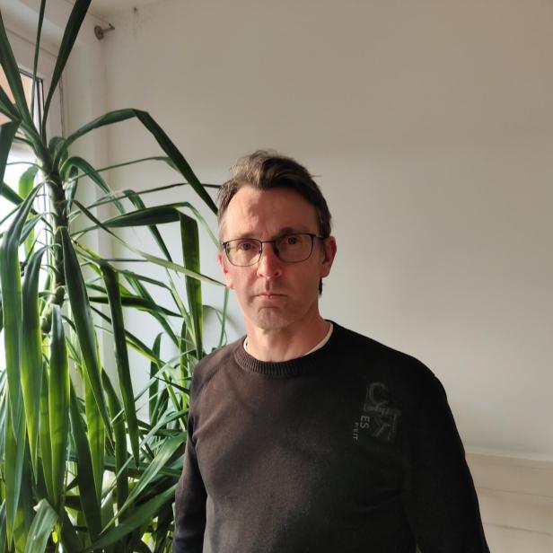 Hubert Steger von der Männerberatung Wien vor einem Fenster