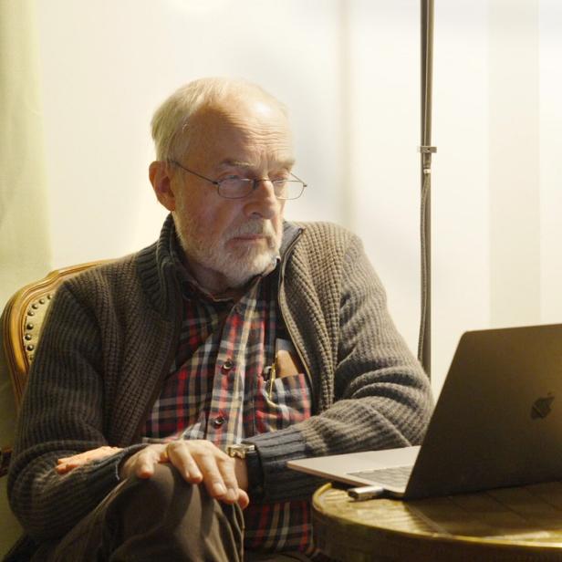 Der Neuropsychiater Johann Friedrich Spittler blickt auf den Bildschirm eines Laptops 