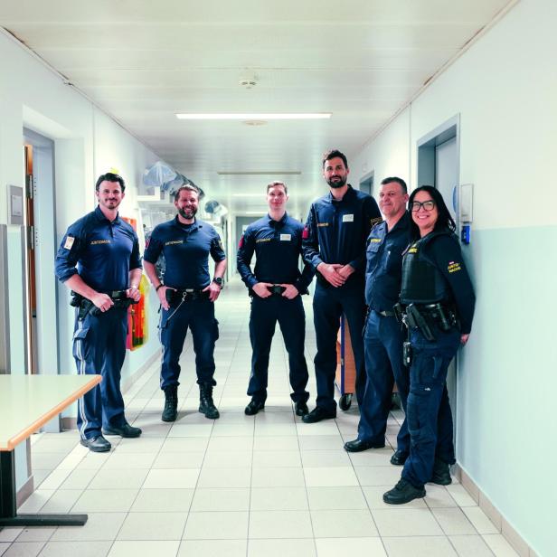 Justizwachebeamte stehen zusammen für ein gruppenfoto