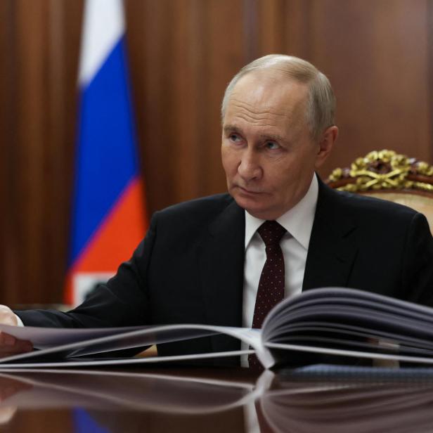 Wladimir Putin mit Buch