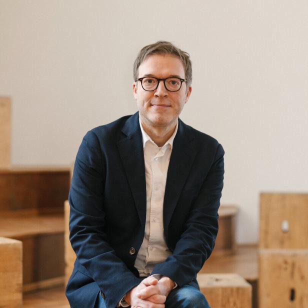 Der Philosoph und Uni-Rektor Johan Hartle mit freundlich-wachem Blick, in dunkelblauem Anzug und weißem Hemd 
