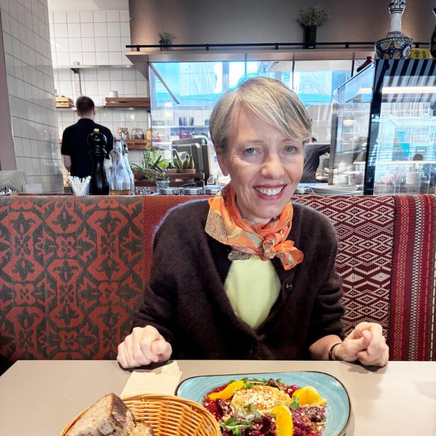 Belvedere-Direktorin Stella Rollig sitzt an einem Restauranttisch