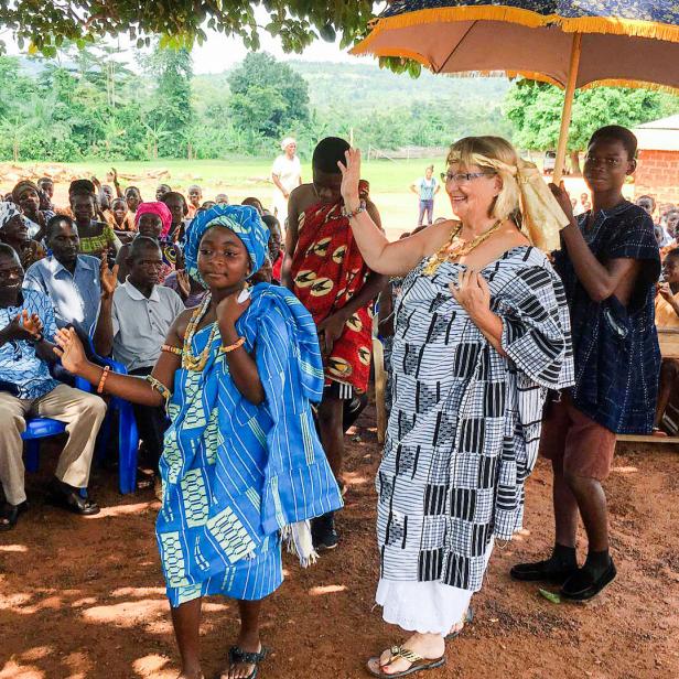 Christine Refaei unter einem Sonnenschirm bei einem Empfang in Ghana 