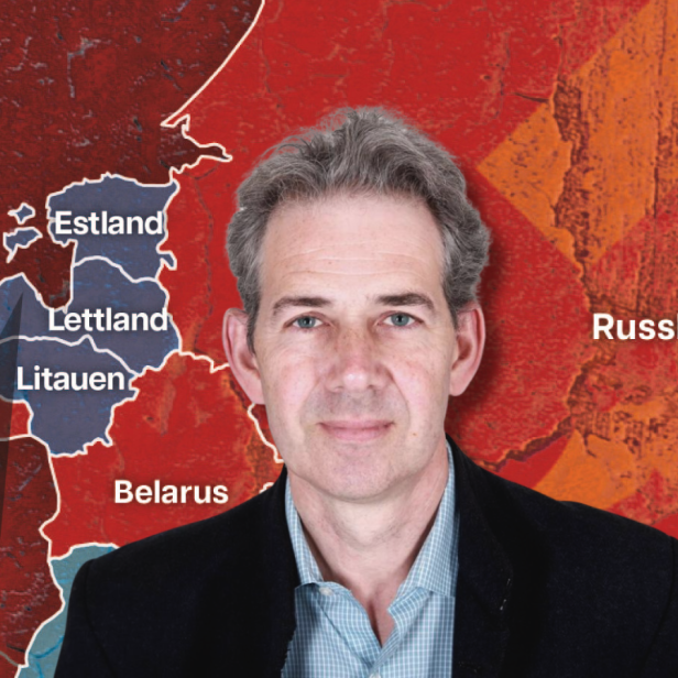 Thomas De Waal vor einem Karte postsowjetischer Staaten, Hammer und Sichel prangt über der Karte.