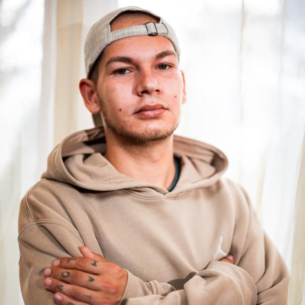 Porträtaufnahme von einem Mann mit Kappe und Kapuzenpullover