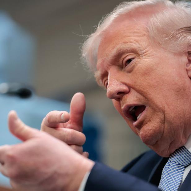 Donald Trump gestikuliert während einer Rede mit geöffnetem Mund.