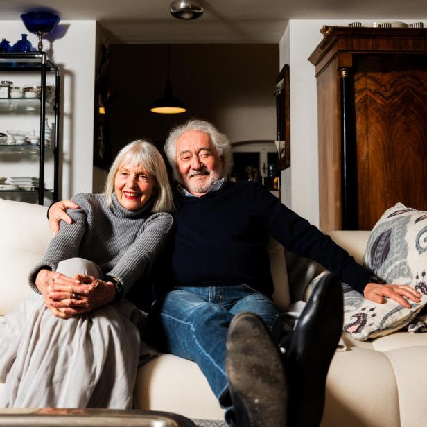 Birgit Hutter und Xaver Schwarzenberger auf einer Couch