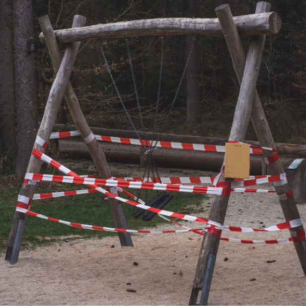 Ein beschädigtes Schaukelgerüst auf einem Spielplatz
