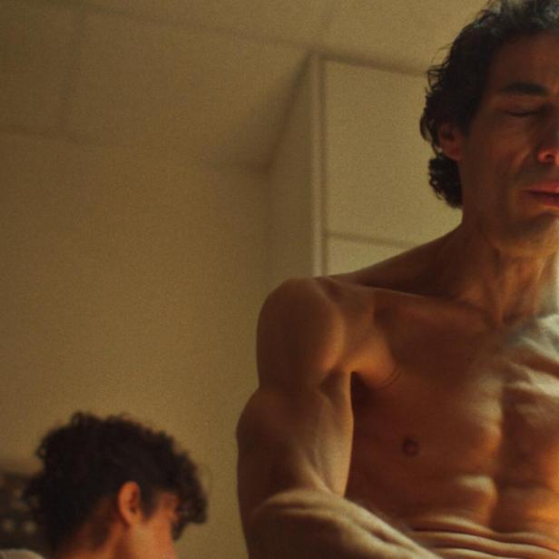 Der Schauspieler Tahar Rahim mit nacktem Oberkörper, auf dem Muskeln und Sehnen künstlich hervortreten, in "Alpha"
