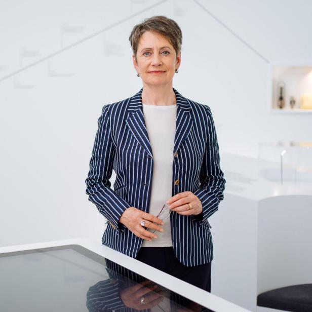 Sabine Herlitschka (59), Vorstandsvorsitzende der Infineon AG, mit einem gestreiften Blazer