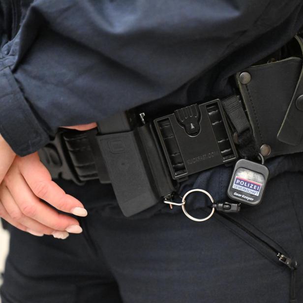 Polizistin legt ihre Hände auf ihren Dienstgürtel