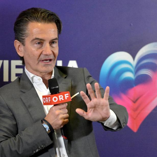 Ein Mann, der frühere ORF-Chef Weißmann, spricht in ein Mikrofon
