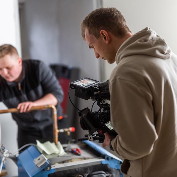 Ein Mann filmt etwas 