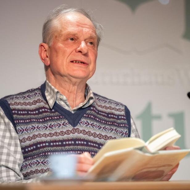 Der Autor Josef Winkler bei einer Lesung