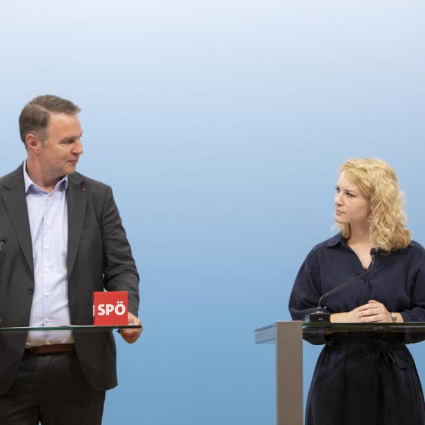 SPÖ-Chef Andreas Babler und Eva Maria Holzleitner (SPÖ) am Samstag, 22. Juni 2024, anlässlich einer Pressekonferenz der SPÖ zum Thema Asylpapier in Wien. 