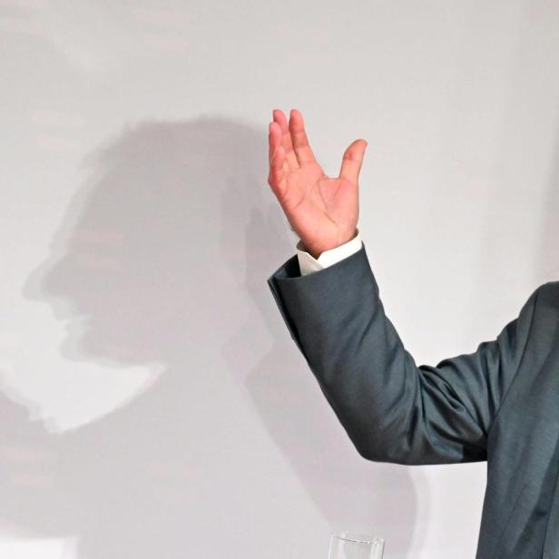 Finanzminister Markus Marterbauer mit erhobener Hand.