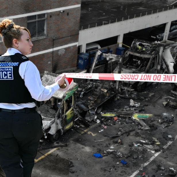 Fotocollage: Eine Polizistin mit Absperrband, dahinter vier zerstörte Krankenwägen.