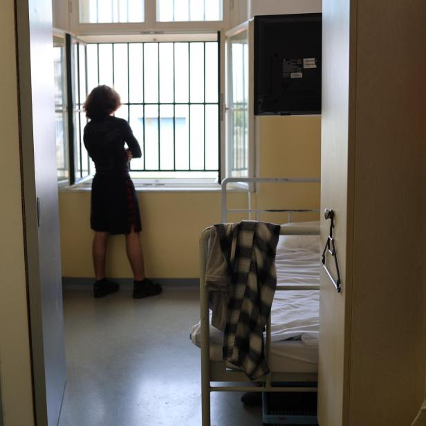 Jugendlicher in einer Zelle der Justizanstalt Münnichplatz