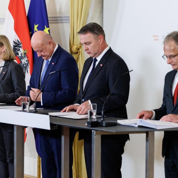 Beate Meinl-Reisinger, Christian Stocker und Andreas Babler präsentieren gemeinsam mit Markus Marterbauer die Eckpunkte des Doppelbudgets 2027/2028 bei einer Pressekonferenz.