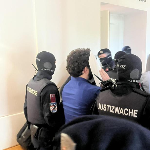 Mann wird zu Gericht geführt