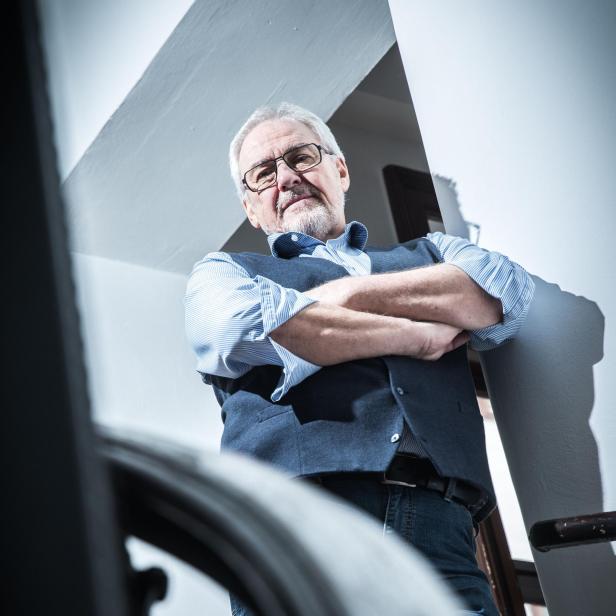 Ein Mann mit Brille und verschränkten Armen, es ist der ORF-Manager Pius Strobl,  steht an einem Treppengeländer.