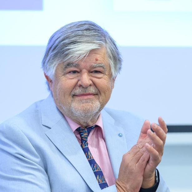 Journalist Otmar Lahodynsky in hellblauem Sakko