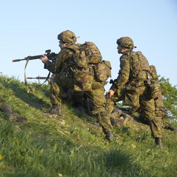 Soldaten blicken über einen Hügel