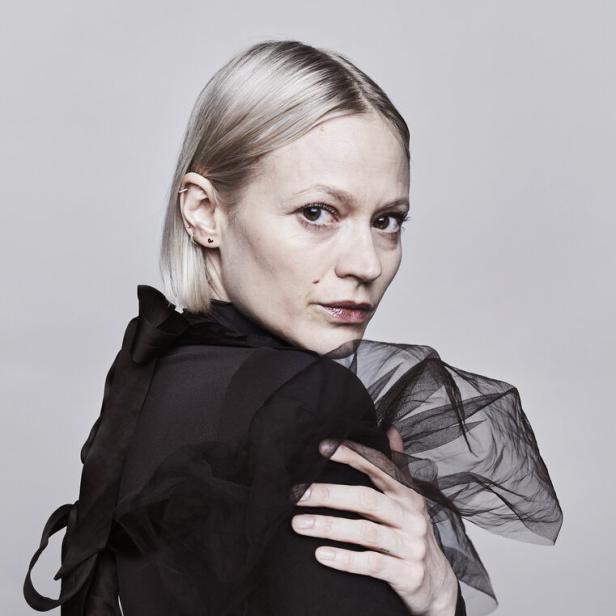 Mavie Hörbiger in einem schwarzen Abendkleid