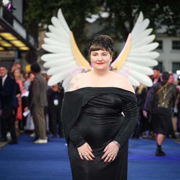 Lena Dunham in einem Abendkleid mit Engelsflügeln 