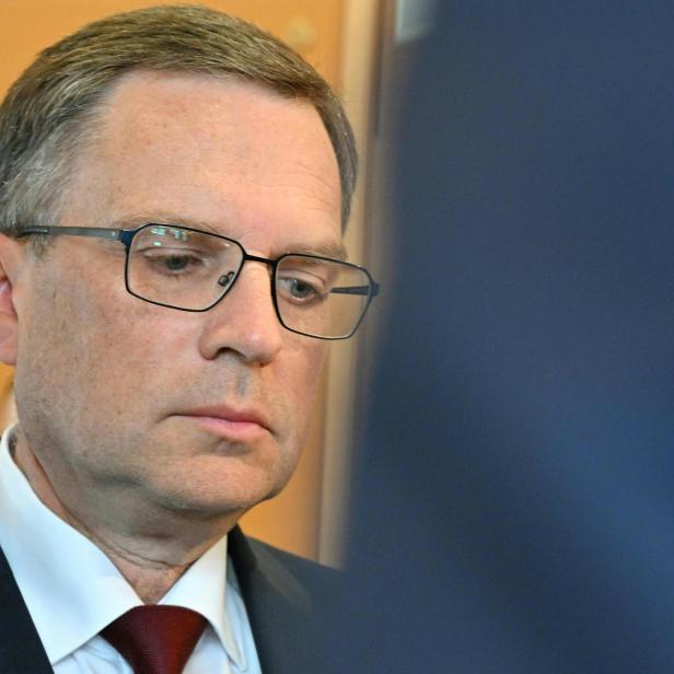 August Wöginger sieht betreten nach unten