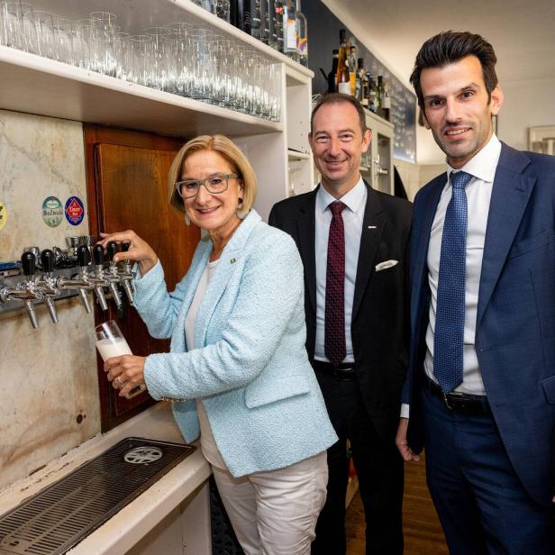 Mikl-Leitner und Landbauer im Wirtshaus