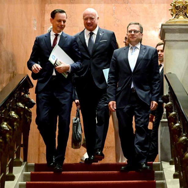 Drei Männer gehen eine Stiege hinab. Es sind die ÖVP-Politiker Gödl, Stocker und Wöginger.