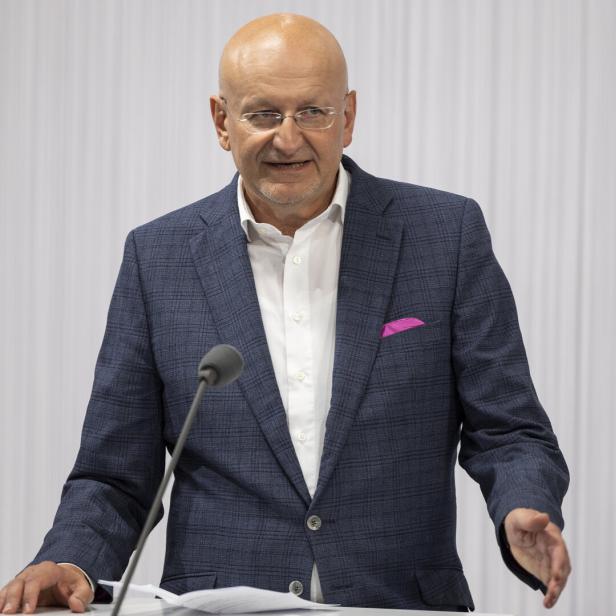 Mann im Anzug am Rednerpult