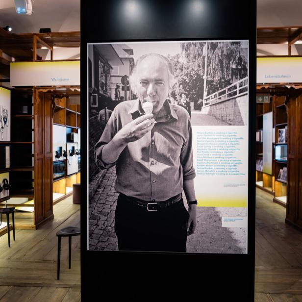 Der Schriftsteller Thomas Bernhard isst ein Eis; Fotos aus der Ausstellung im Wiener Literaturmuseum