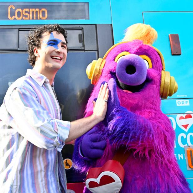 ESC-Candidat Cosmo mit Maskottchen Auri vor Straßenbahn