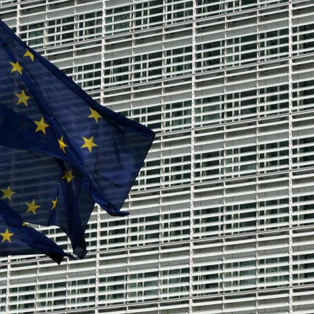 EU-Flaggen vor dem Europäischen Parlament