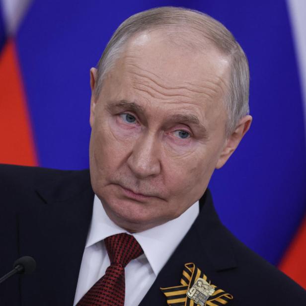 Wladimir Putin vor Russland-Flaggen